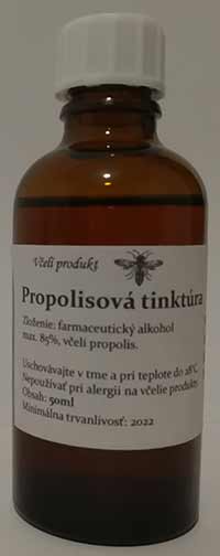 Na obrázku je propolisová tinktúra v sklenej fľaštičke. Etiketa na fľaštičke obsahuje údaje o spôsobe výroby.